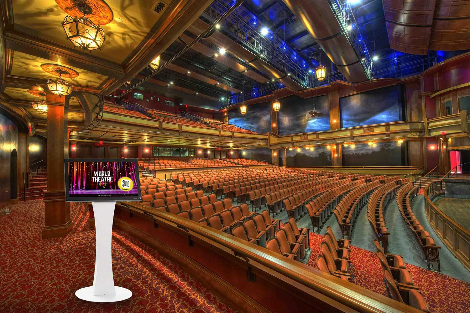 Digital Signage Display als Infostele mit Touch in einem Theater aufgestellt.