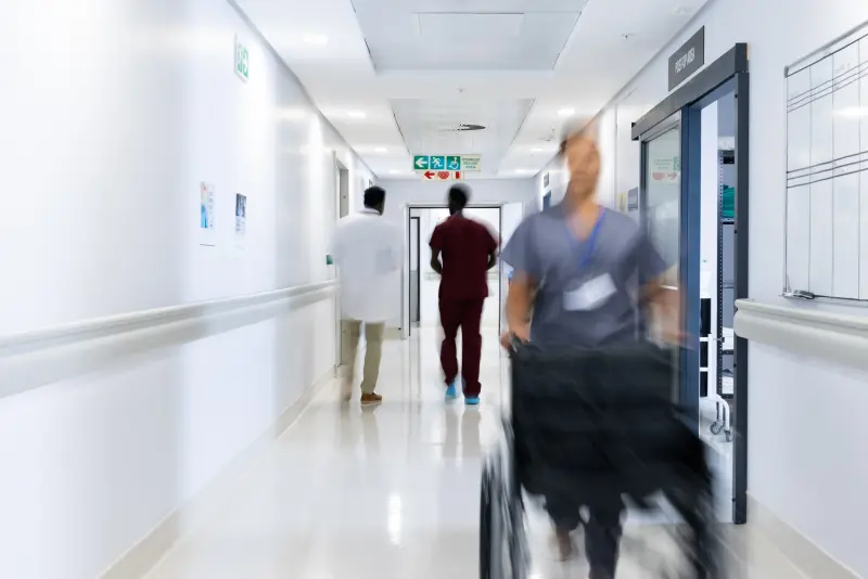 Flur in einer Klinik, für den sich digitale Informationstafeln mit integriertem Brandschutz eignen.