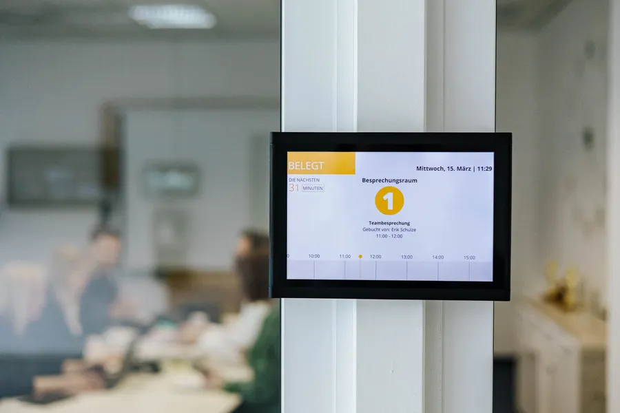 Tablet mit Raumbuchungssoftware zur digitalen Prozessoptimierung