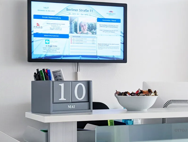 Tablet im Empfangsbereich zur digitalen Prozessoptimierung