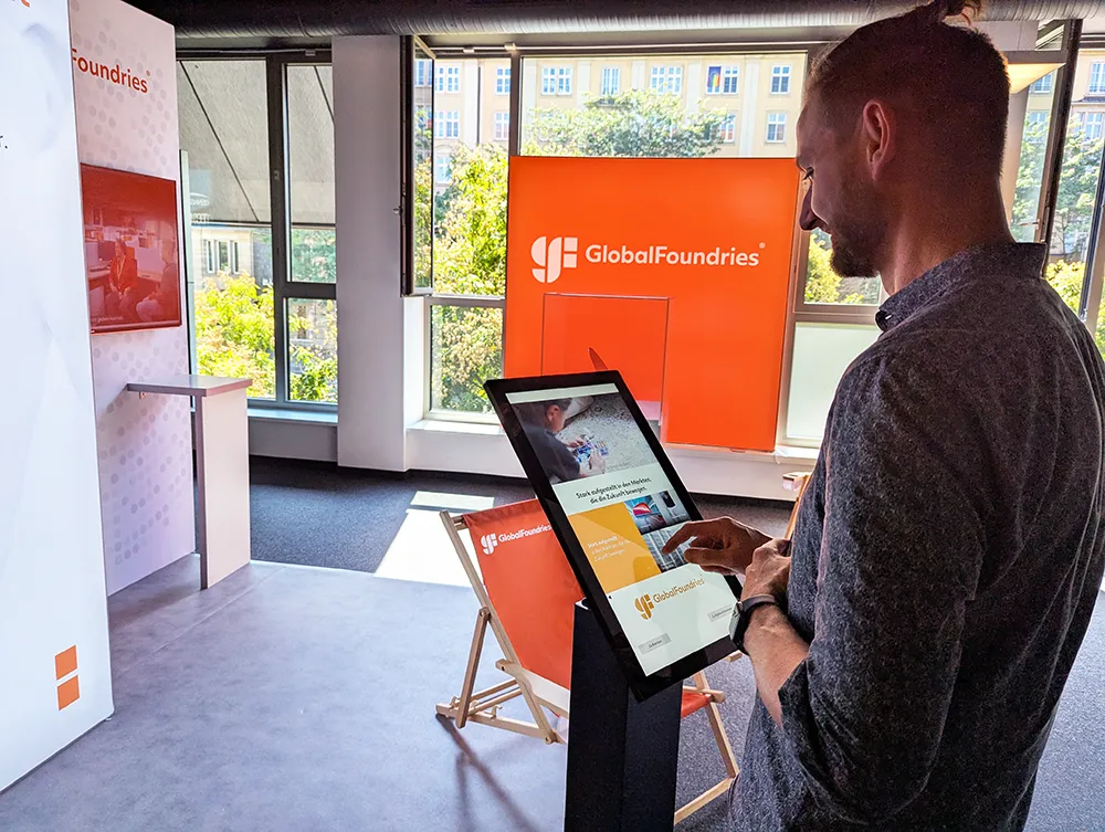 Digitale Infostele von gekartel im Showroom von GlobalFoundries für die digitale Unternehmenskommunikation