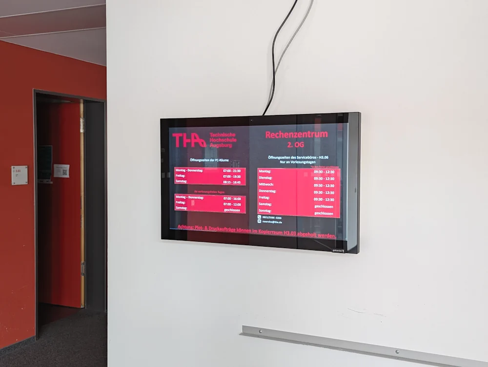 digitales display in der technischen hochschule augsburg