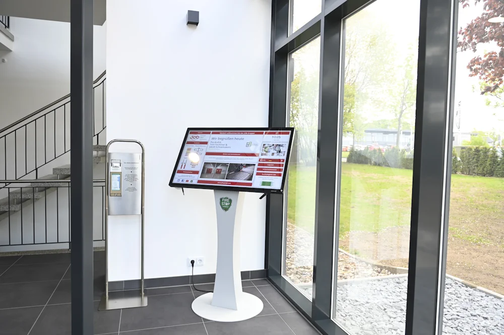 Digitaler Infoscreen auf einer Stele im Foye der Firmenzentrale von JOB GmbH