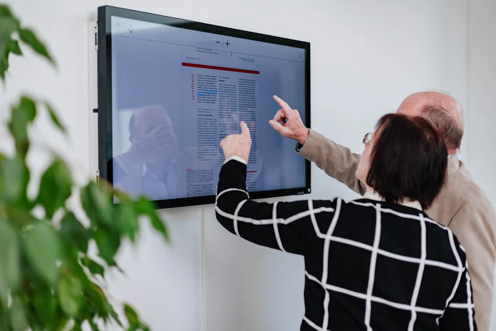 Barrierefreie Digitale Haustafel mit gut lesbarer und kontrastreicher Bedienoberfläche